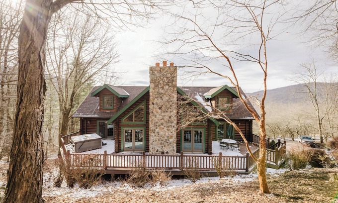 South Mountain Cabin | Luxury 3 Bedroom Log Cabin in Snowshoe Resort’s Hawthorne Valley - Sleeps 8 - 10