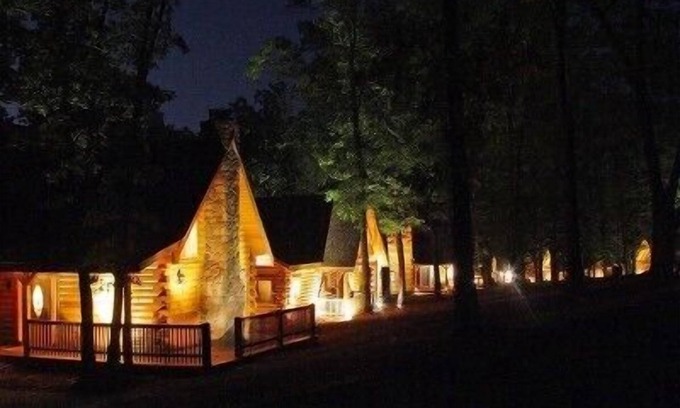 Branson Cedars Cabin | π Luxury 3 BR/2BA Real Log Cabin w/Private Hot Tub/Multiple Pools/Fire Pit! π
