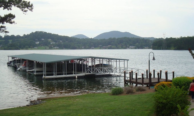 Hiawassee Condo | Luxury 3 BR Townhome on Chatuge! Covered Dock, Kayaks, Canoe, P Boards included!