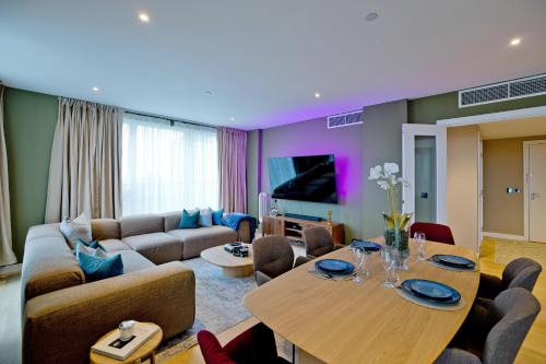 London Borough of Hounslow Apartment | Luxury 360 Penthouse with gym & parking