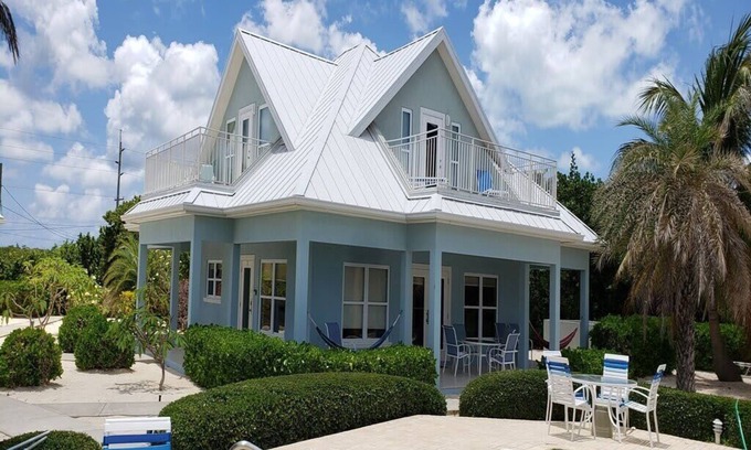 North Side House | Luxury 3bd Beach View, # 3 Blue, Stunning Views