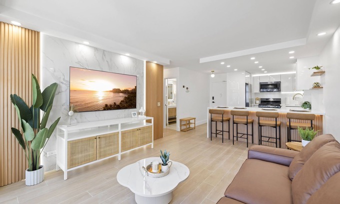 Waikiki Condo | Luxury 3BDRM w/4beds + 2Bath + Partial Ocean View + Parking, 2min from the Beach