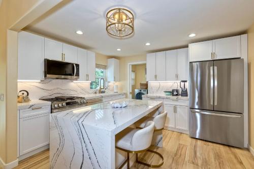 Townsite House | Luxury 3BR Oceanside Condo, AC, Walk to Beach & Pier, Private Patio, WFH Ready