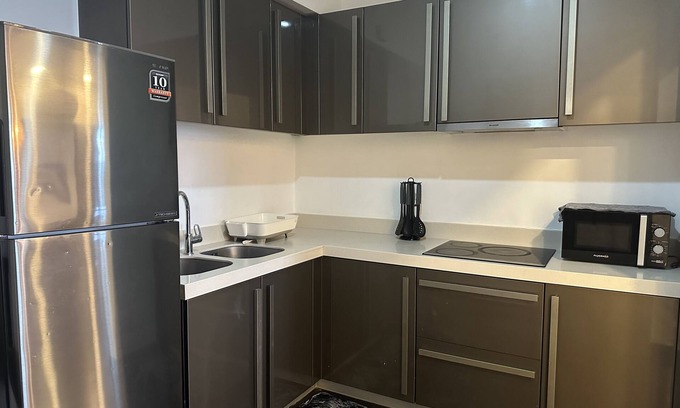 Pitogo Condo | Luxury 3BR Penthouse in Makati with Balcony, Bathtub, Netflix/Perfect for Family