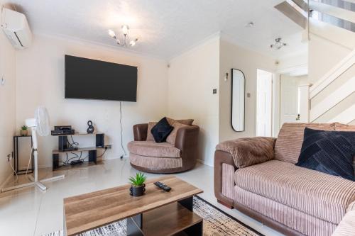 Dartford Apartment | Luxury 3BR, Sleeps 8, Parking