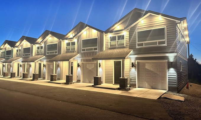 Joseph House | Luxury 3BR Townhome - Walk anywhere in Joseph! (C)