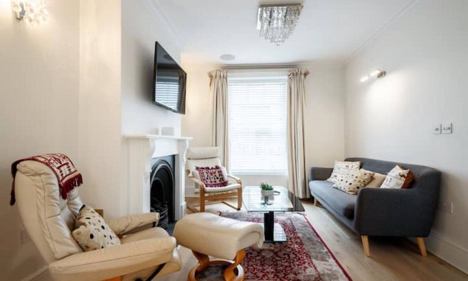 Pimlico House | Luxury 3BRs house in the heart of Victoria