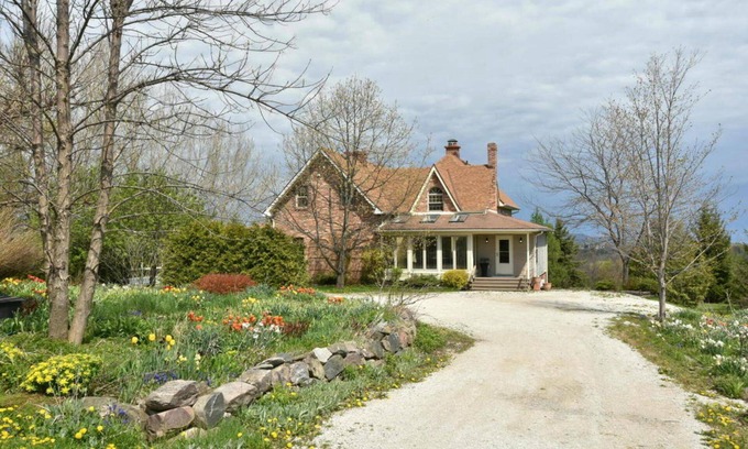 Meaford House | Luxury 4 Bdrm Farmhouse, sleeps 12, near Grey Highlands, Blue Mountain, Meaford