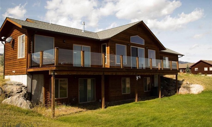 Emigrant Villa | Luxury 4 bed/3 bath villa, 30 min to Yellowstone Park