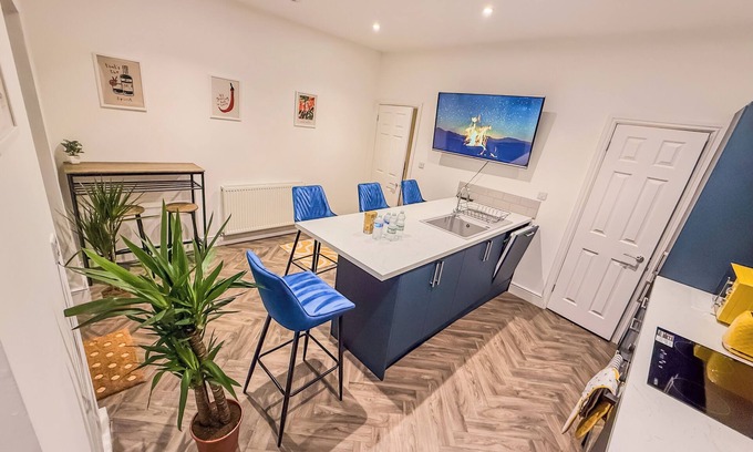 Bristol House | Luxury 4 Bed House 5 Minutes from Centre! Ideal for Large Groups & Professionals