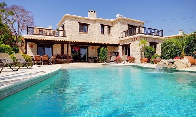Peyia Town Villa | Luxury 4 bed, sleeps 8. All ensuite, Stunning Infinity Pool and Sea Views