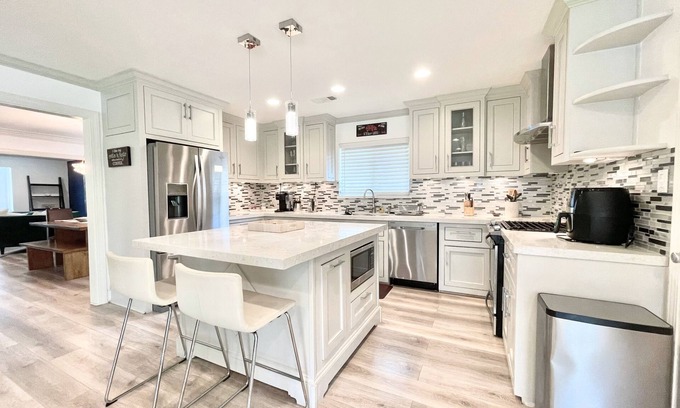 Houston House | Luxury 4 Bedroom 3 Bath w/POOL! Private Home Fully-furnished by MDA TMC Galleria