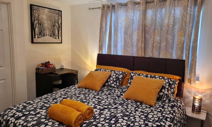 Sittingbourne House | Luxury 4-Bedroom Whole House (Private Baths, modern Kitchen, Free Parking, WiFi)
