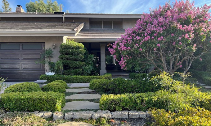 Porter Ranch House | Luxury 4-bedroom house in welcoming Los Angeles with WiFi, AC and many more.