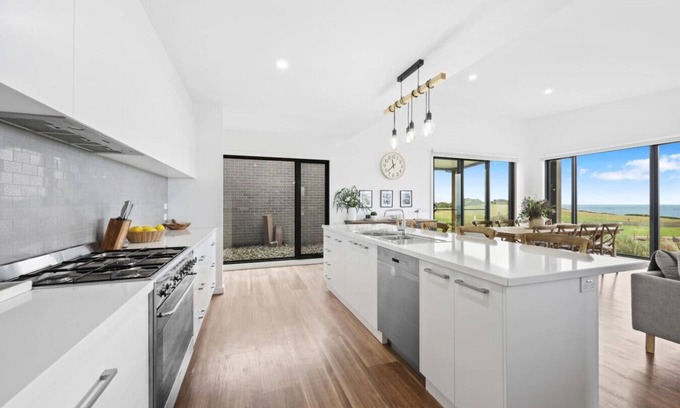 Warrnambool House | Luxury 4 br house with sea views