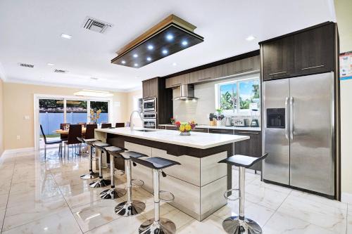 South Lake Villa | Luxury 4BR & 4BA Villa Heated Pool Minutes To Beach