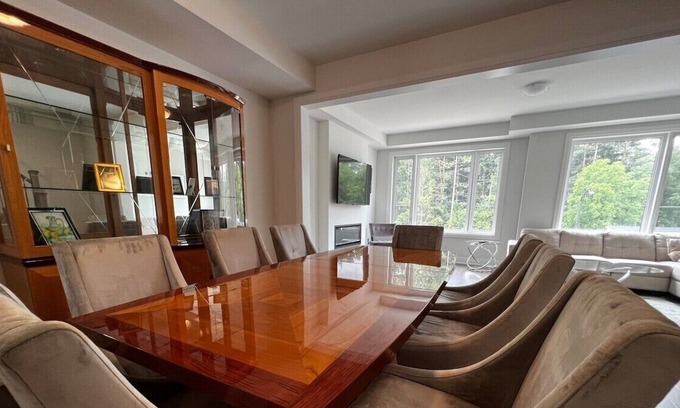 Newmarket House | Luxury 4BR En Suite Home with High-End Furniture