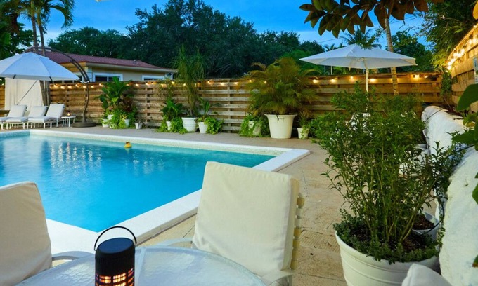 El Portal House | Luxury 4BR Oasis–Private Pool, Cabana & Concierge Hosting Family & Pet-Friendly
