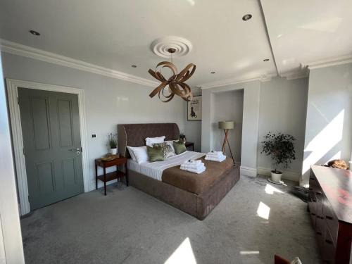 Streatham House | Luxury 4BR Smart Home - Garden - Designer Kitchen