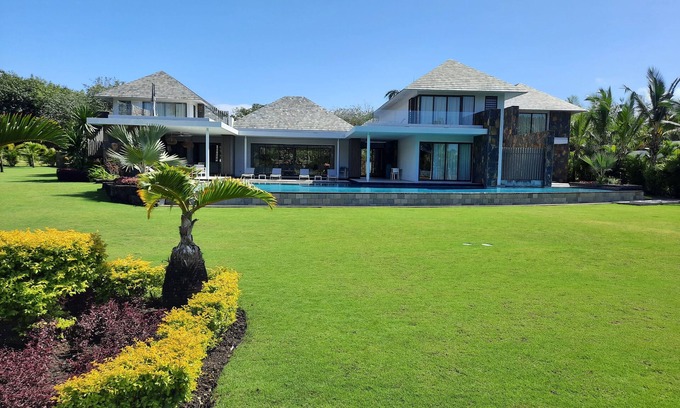 Grand River South East Villa | Luxury 5-bdrm villa of 600m2 with huge pool in the Anahita estate