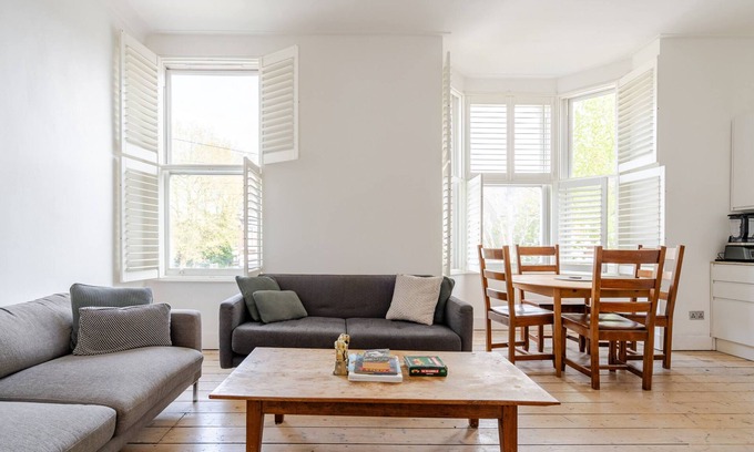 Forest Gate House | Luxury 5 Bed House in central London. 11 mins to Zone 1: 18 mins to Oxford St W1