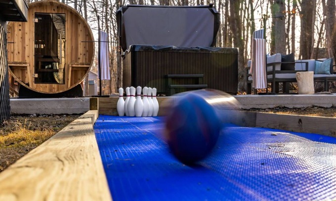 East Stroudsburg Cabin | Luxury 5-bedroom home with Mini Golf, Sauna & Hot Tub in East Stroudsburg