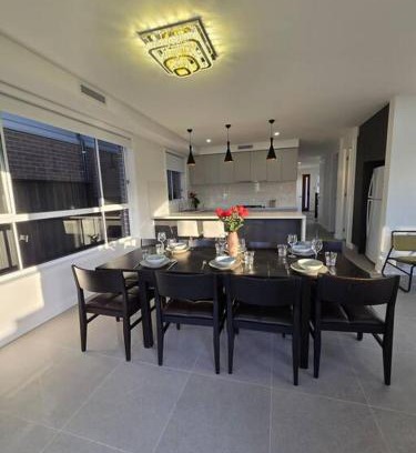 Rouse Hill Villa | Luxury 5 Bedrooms 3 full Bathrooms home in centre of Rouse Hill