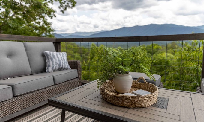 Townsend House | Luxury 5 BR Cabin with Hot Tub and Views!
