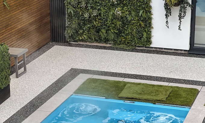 Widnes House | Luxury 5 star house in Cheshire with heated swimming pool and outdoor bar