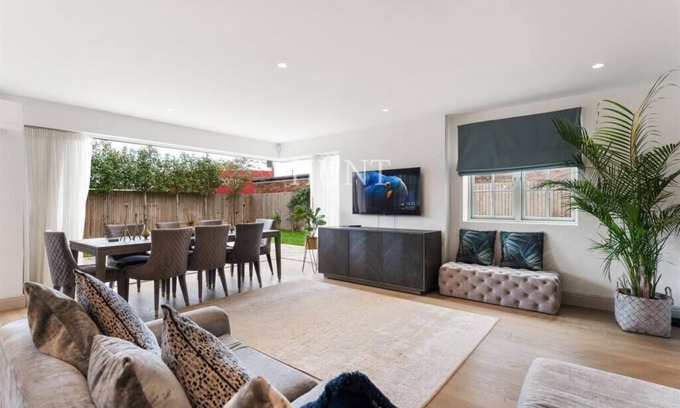 Waltham Abbey House | Luxury 5Bed Gated Home in High Beech