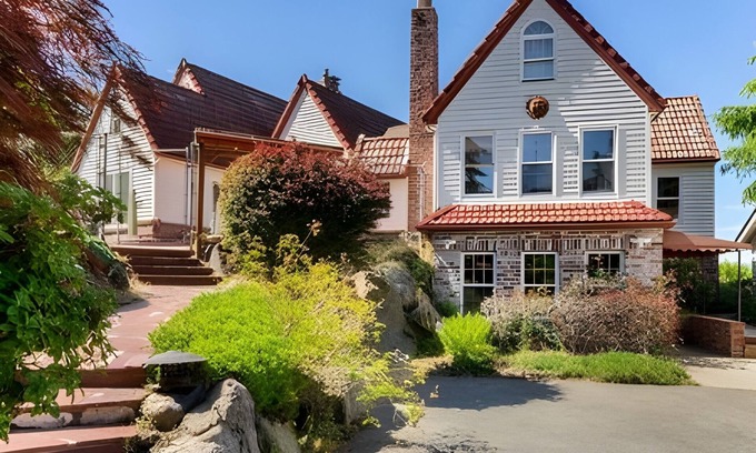 Tacoma House | Luxury 5BR | Amazing Water Views | Large Backyard!