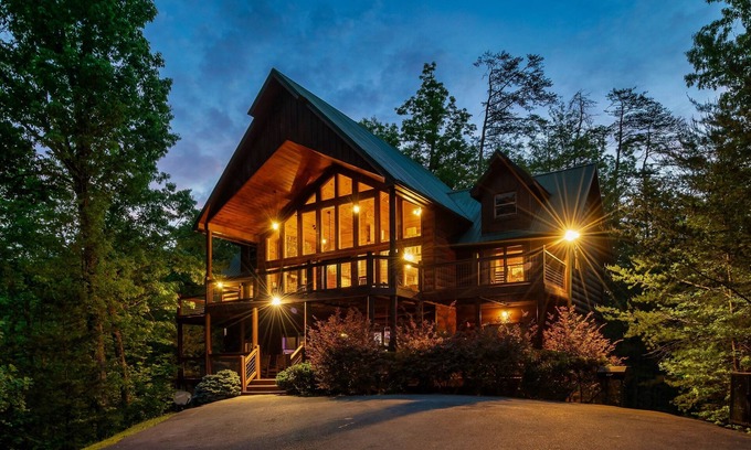 Gatlinburg - Pigeon Forge Cabin | Luxury 5BR Sleeps 18!