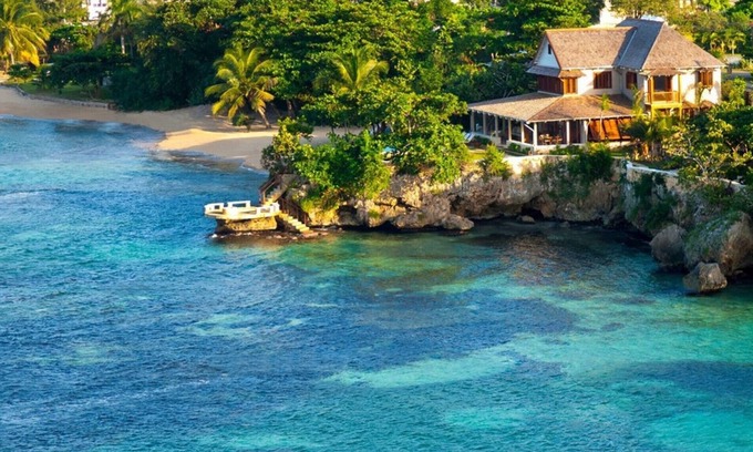 Runaway Bay Villa | Luxury 6 Bed Beach Villa in Runaway Bay