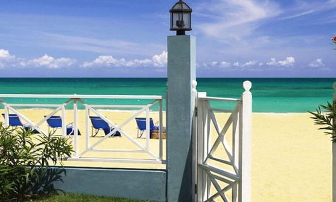 Runaway Bay Villa | Luxury 6 Bed Beach Villa in Runaway Bay