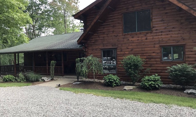Jefferson Township Cabin | Luxury 6 bedroom Log Home w/HOT TUB/close to 7 Springs & Hidden Valley Resorts