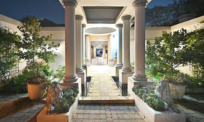 Greater Johannesburg Metropolitan Area Villa | Luxury 6-bedroom villa in Hyde Park Sandton for the discerning family of comfort