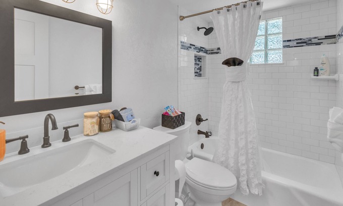 Gainesville House | Luxury 6BR Home Near UF & Downtown