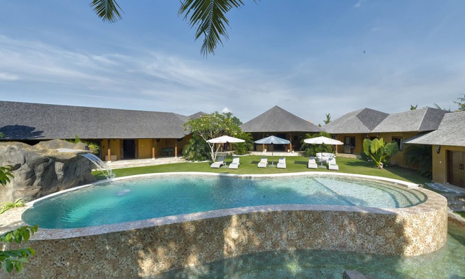 Kediri House | Luxury 6BR Villa With 18meters Pool! Billiard, Home Cinema Etc.