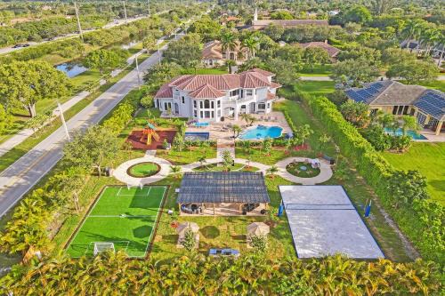 Plantation Villa | Luxury 8-BR with Pool Basketball Volleyball