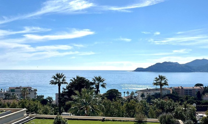 La Croix des Gardes Apartment | Luxury air-conditioned apartment 600 metres from the beach * class