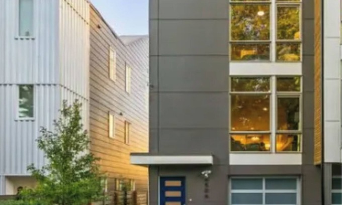 Alki House | Luxury Alki Beach Townhome w/Large Private Rooftop & Amazing Views!