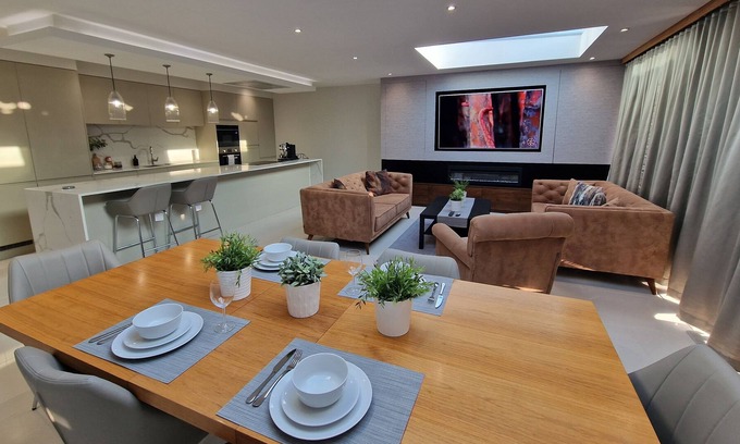 Hylands House | Luxury and Spacious Open Plan Family Friendly Home with a Garden