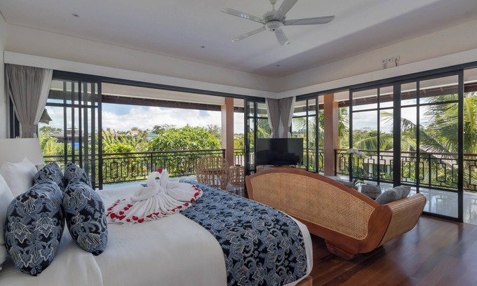 Batu Bolong Villa | Luxury and TOP Location in Canggu!