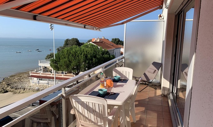 Saint-Palais-sur-Mer Apartment | Luxury apartment with terrace, beach at the foot of the building (20 m)