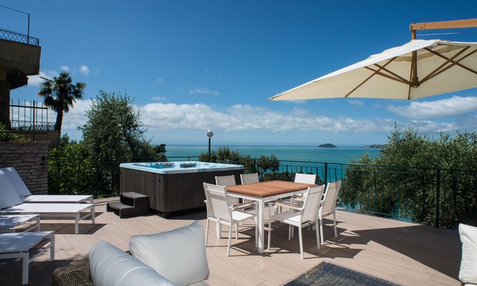 Fiascherino Apartment | Luxury apartment in Fiascherino with 50m2 terrace and fantastic sea views
