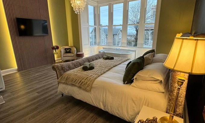 Weston-super-Mare Apartment | Luxury apartment, 5 min walk from Weston seafront