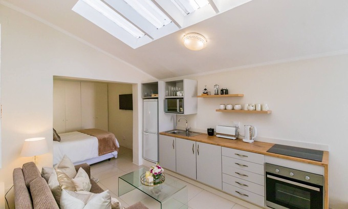 Bloubergstrand House | Luxury apartment across the road to beach and restaurants