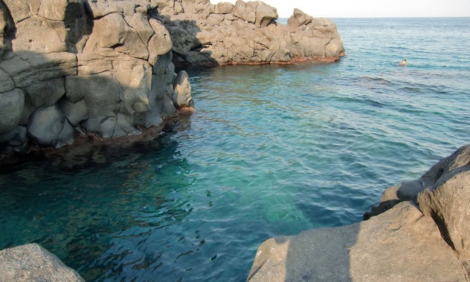 Cannizzaro Apartment | Luxury apartment 100m from the sea for 2-4 people. Quadrifoglio 2