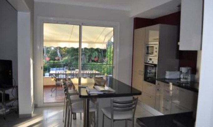 Boulouris-sur-Mer Villa | Luxury apartment 110m2 sleeps 6, terrace, pool, near beach