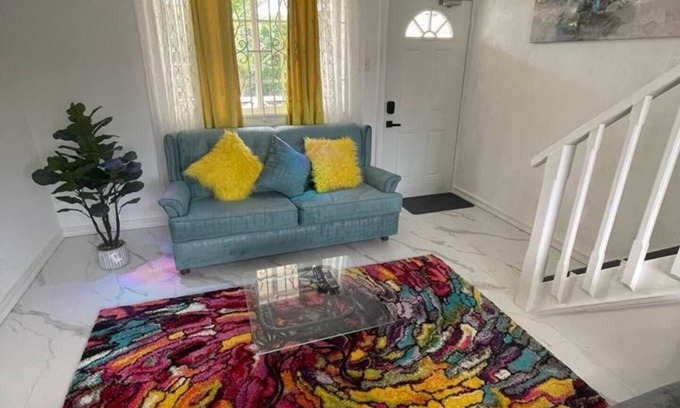 Runaway Bay Apartment | Luxury Apartment in Runaway Bay with Pool